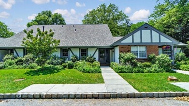 Building Photo - 10 Leland Ln