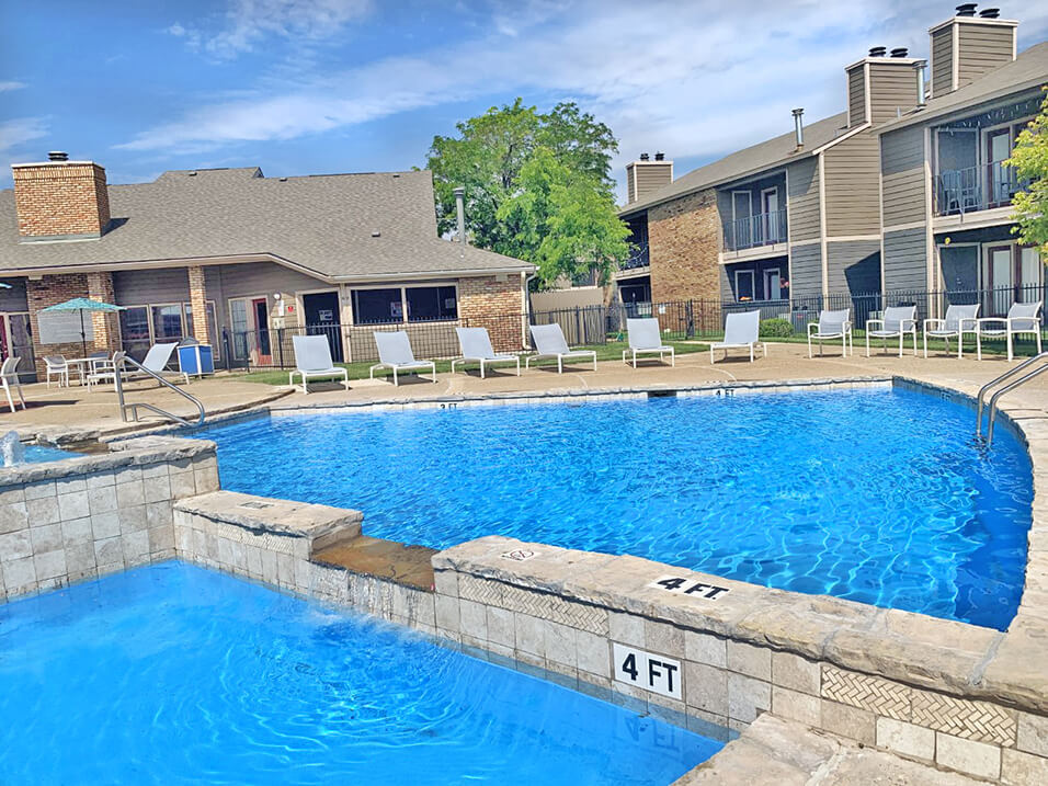 Sumérjase en el sol en la piscina estilo centro turístico - Country Club Villas in Amarillo TX