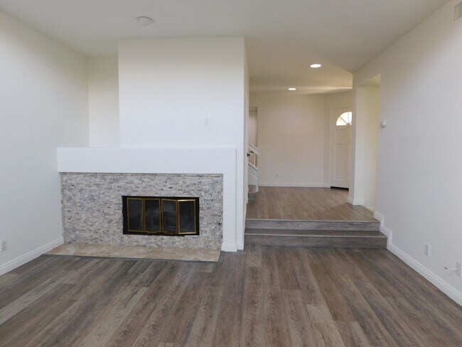 Building Photo - Gated Lake community 2 bed, 2.5 bath home.