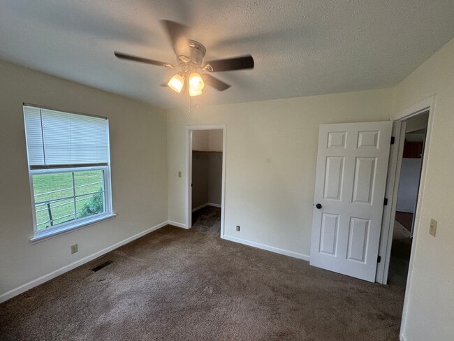 Foto del edificio - FOR LEASE- 2 BEDROOM DUPLEX MINUTES FROM 840!