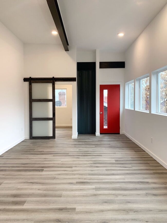 Building Photo - 451 Holcomb Ave