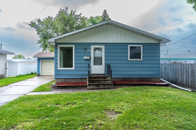 Building Photo - Remodeled 3 Bedroom Home Near Campus!
