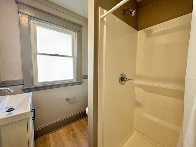 Foto del edificio - 70 Angell Ave