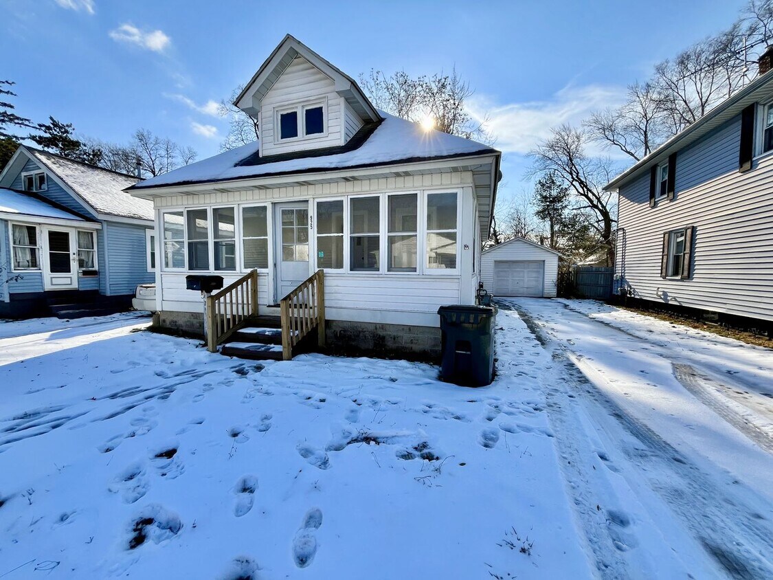 925 Fleming Ave, Muskegon, MI 49442 House Rental in Muskegon, MI