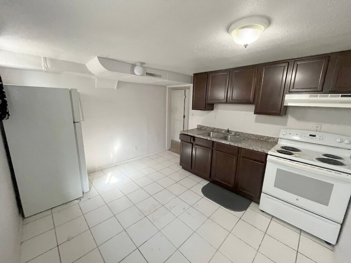 Primary Photo - Lower level duplex 2 bedroom unit-nice kit...