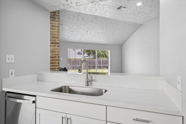 Building Photo - 6419 Fairbourne Dr