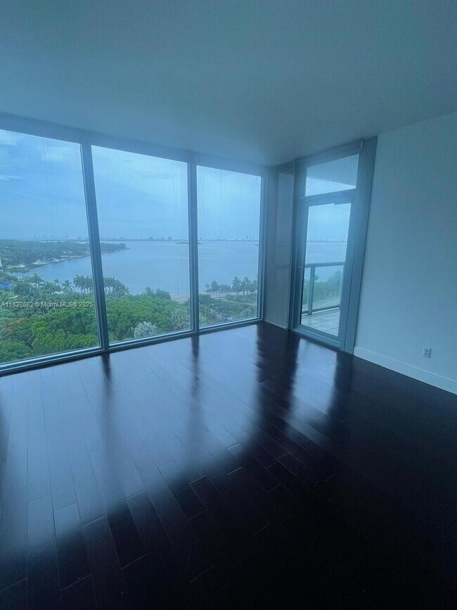 Foto del edificio - 601 NE 36th St