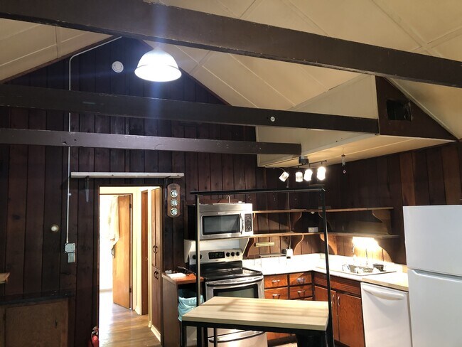 Foto del edificio - 4838 Lakeshore Ave