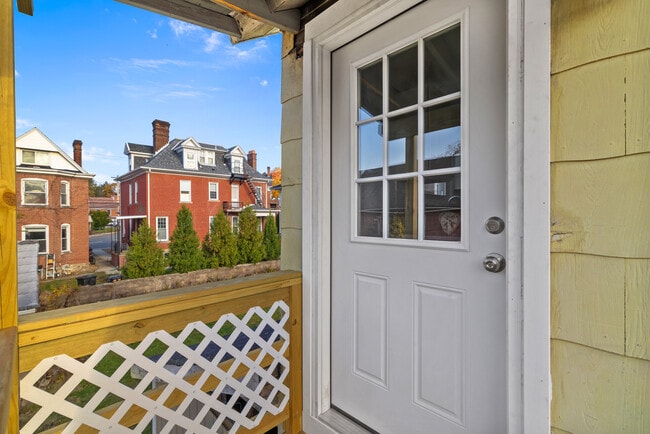 Building Photo - 607 Murray St