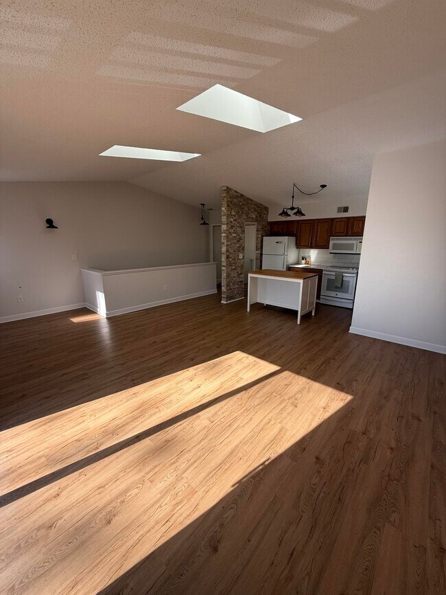 Foto del edificio - 353 Pinewood Cir