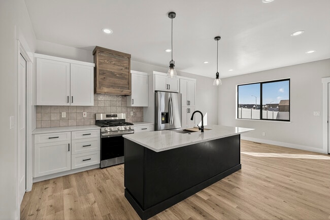 Building Photo - 551 S Teton Ave