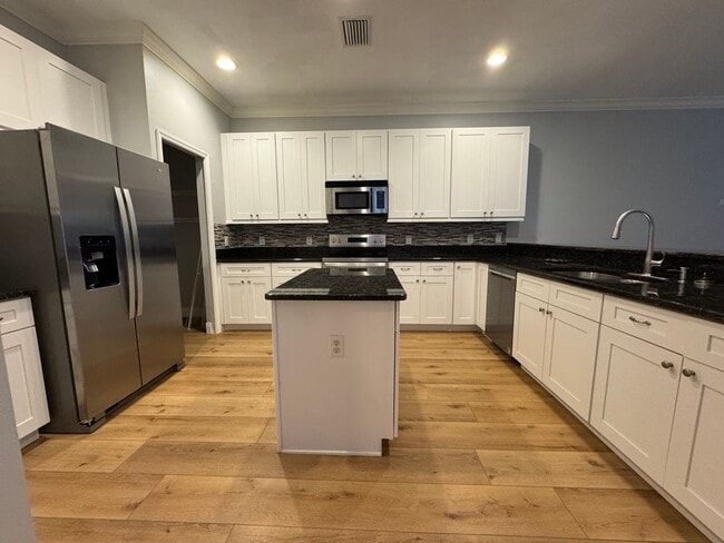 Foto del edificio - Fully Renovated Large 3 Bed 2.5 Bath 2 Car Garage Townhouse in Perfect Location