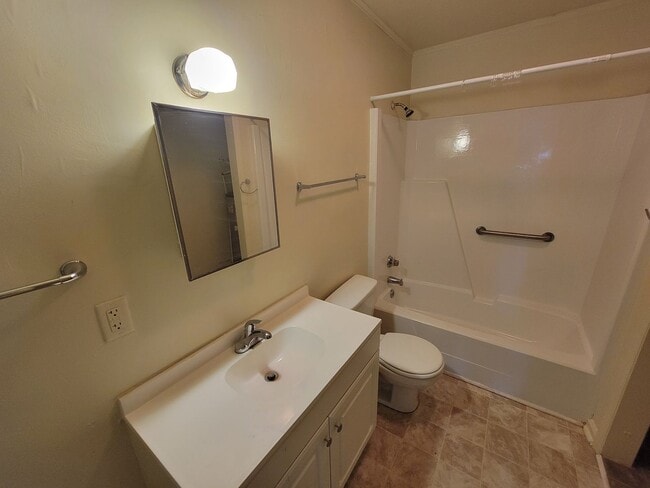 Building Photo - 3 Bedroom 1 Bathroom House