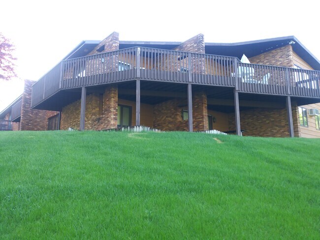 Foto del edificio - 815 Golf View Ln