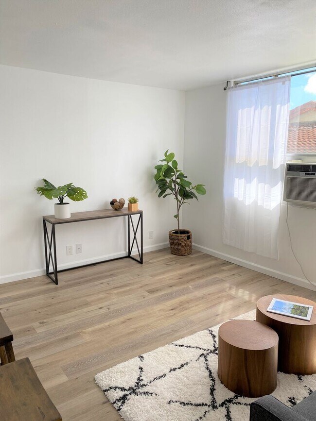 Foto del edificio - The Leilehua near Downtown Honolulu - Renovated 1 Bedroom 1 Bath 1 Covered Parking