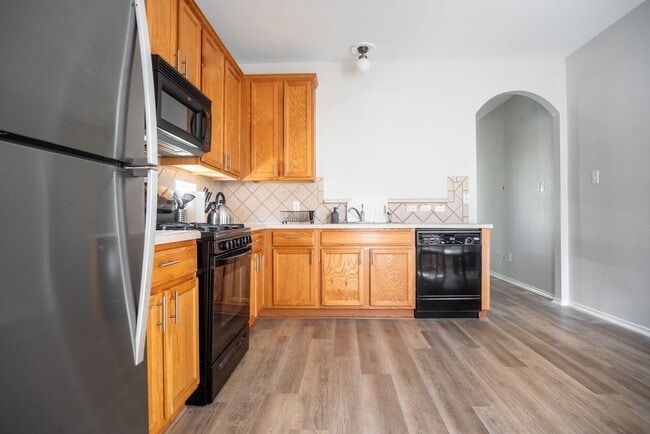 Building Photo - ROOM ONLY in 4-bed/2.5-bath Home