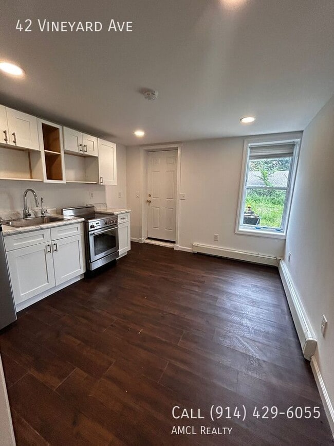 Building Photo - 42 Vineyard Ave