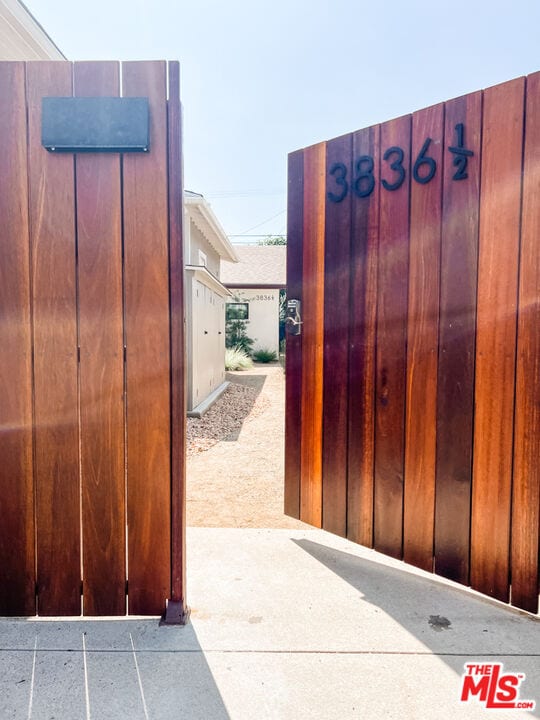 Building Photo - 3836 1/2 Seneca Ave