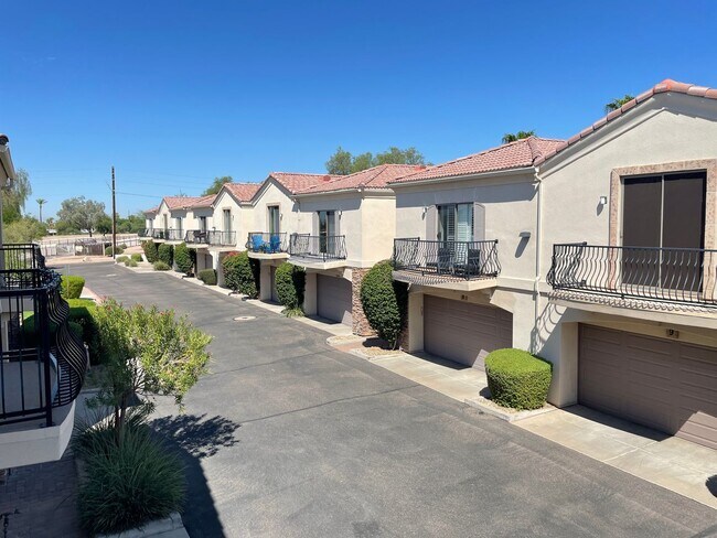 Foto del edificio - Beautiful Furnished 2 Bd/2.5 Ba/2 CG - CAL...