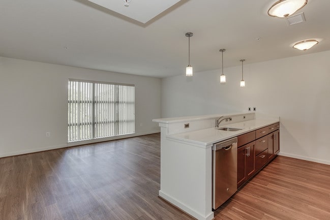 Interior - 905 N Jackson St