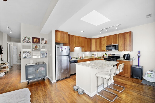 Building Photo - 4956 N Ridgeway Ave