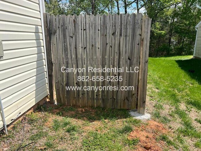 Foto del edificio - 461 Bedford Knoll Dr