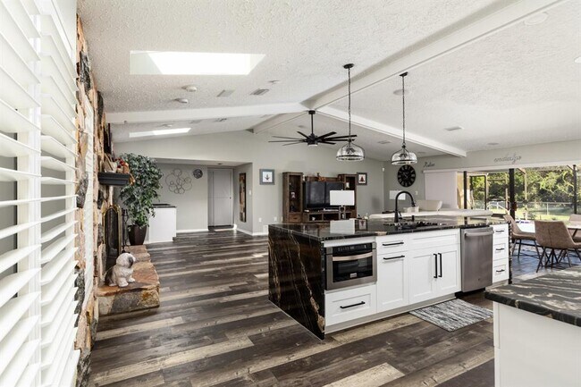 Foto del edificio - 7487 River Country Dr