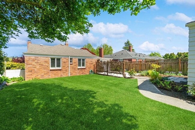 Building Photo - Beautifully Updated Magnolia Home - 3 bedr...