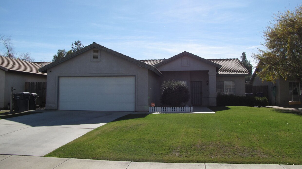 Primary Photo - Beautiful Home South Bakersfield!!!