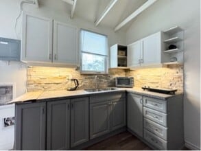 Building Photo - 105 Uno Dr