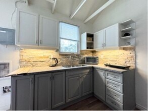 Building Photo - 105 Uno Dr