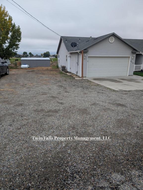 Building Photo - 213 Settlers Way W
