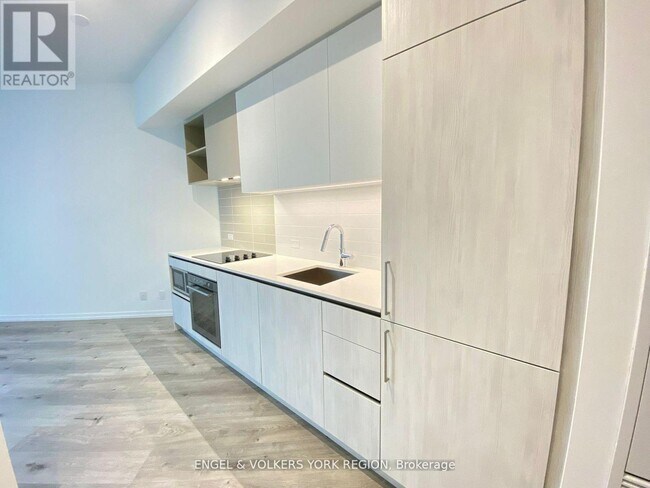 Photo du bâtiment - 1000 Portage Pkwy