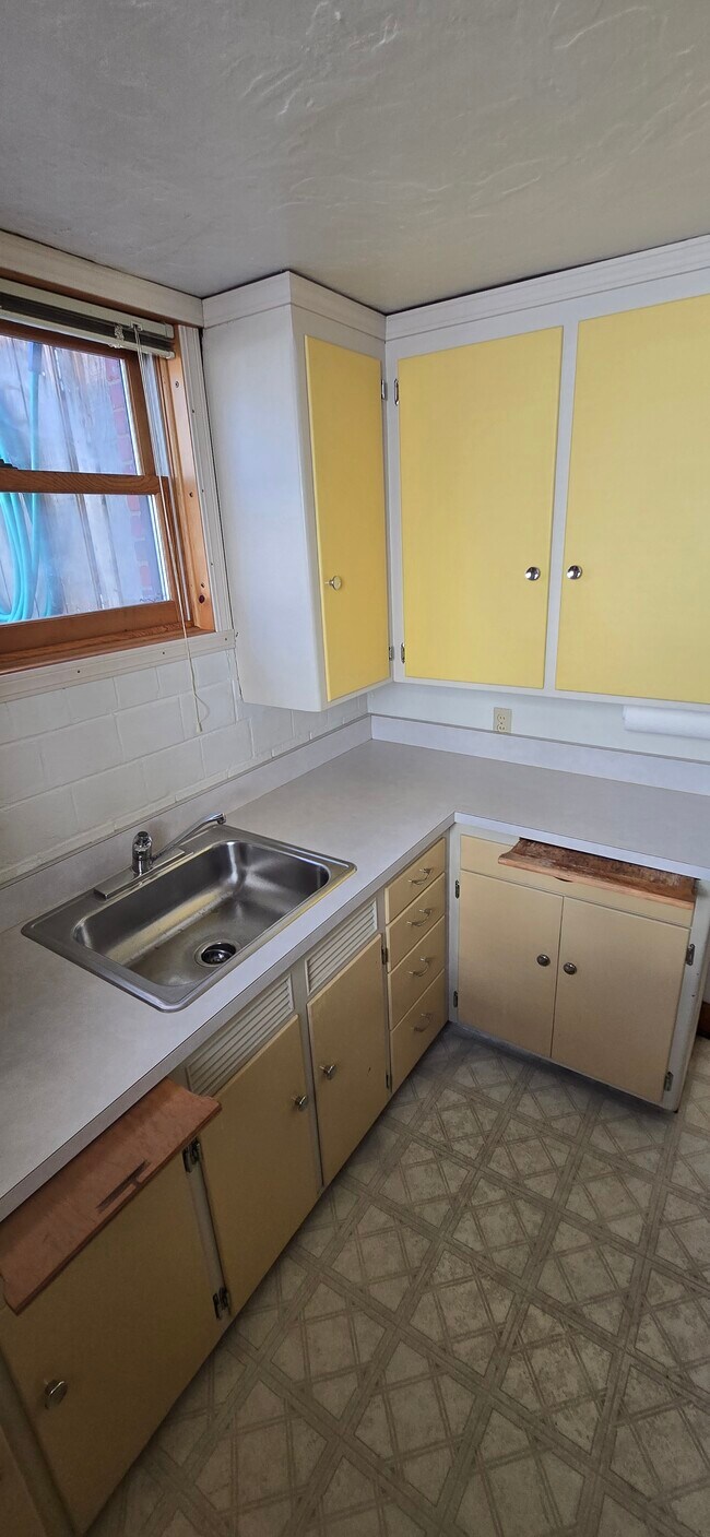 Segunda cocina completa en el sótano. - 218 S 29th St