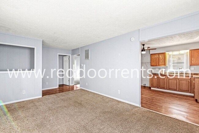 Building Photo - Check out this adorable and affordable 2 bedrooms/1 full bath home!