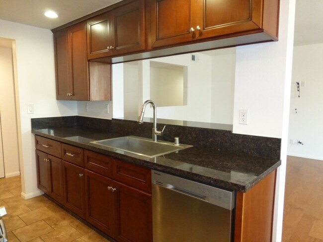 Foto del edificio - Large San Pedro Condo for Lease | 3 Bed - 2 Bath | 2 Garage Spaces