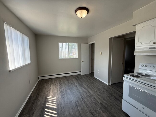 Building Photo - 3 Bed 1.5 Bath Townhome  in Wyoming