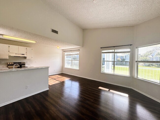 Building Photo - 2608 Grassy Point Dr