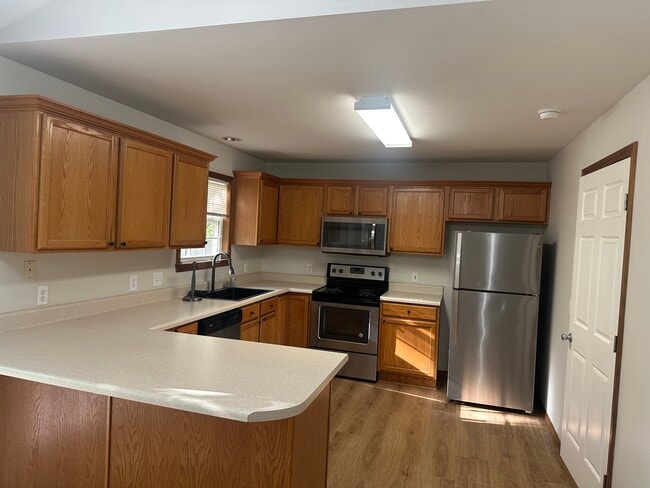 Building Photo - 653 S Hazelnut Ave