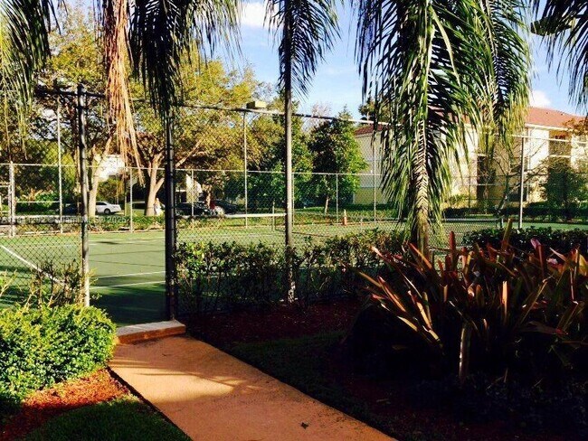 Foto del edificio - 10105 W Sunrise Blvd