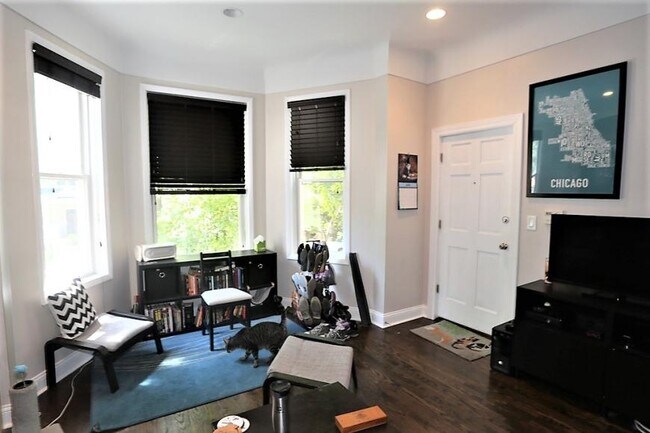 Foto del edificio - 3 bedroom in Chicago IL 60625