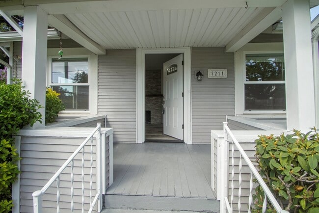 Building Photo - Cute as a Button Roosevelt Craftsman - Available Now!