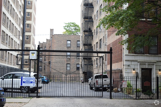 Building Photo - 5135 S Kenwood Ave