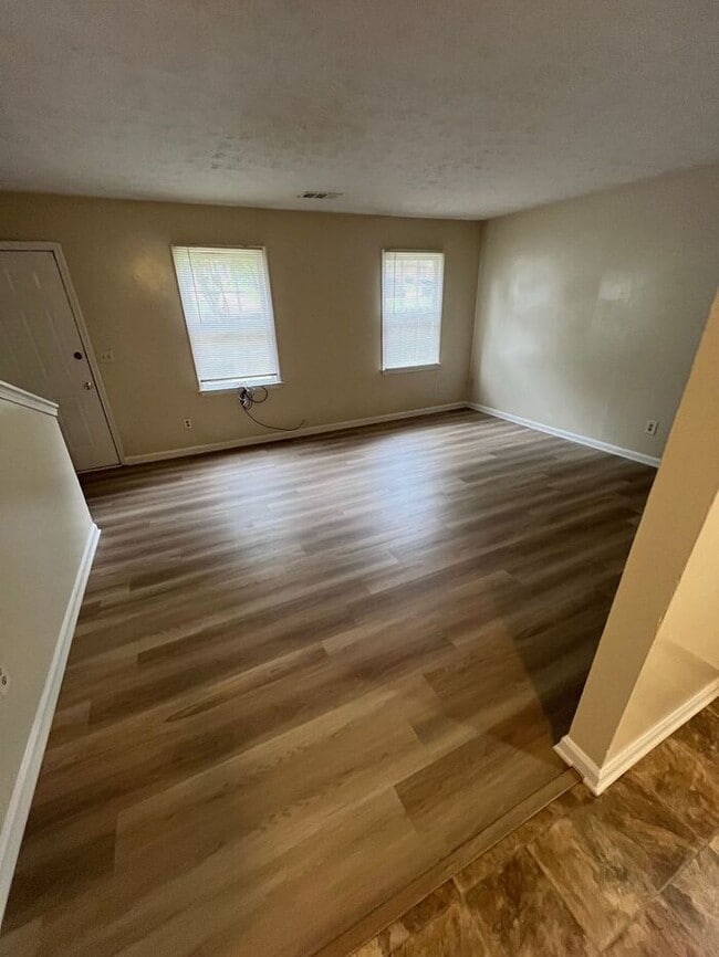 Building Photo - Finally 2 bedroom 1.5 bath available in La...