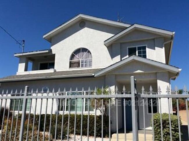 Foto del edificio - 1639 W 205th St