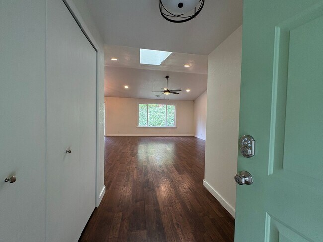 Foto del edificio - 1371 Fernwood Dr