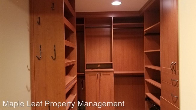 Building Photo - 2 br, 1.5 bath House - 121 Lakeside Ave #205