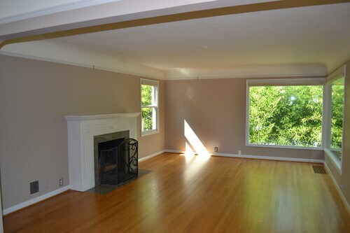 Hermosa luz natural, como se puede apreciar en la sala de estar. La chimenea ahora funciona con gas. - 9121 SW 35th Ave