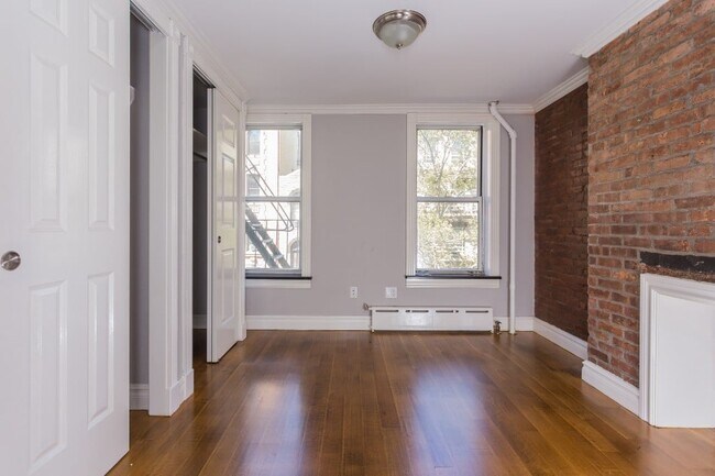 Building Photo - 118 E 7th St