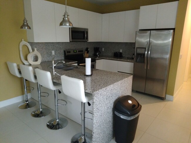 Foto del edificio - Partially furnished, 3 bedroom, 3 bath in ...